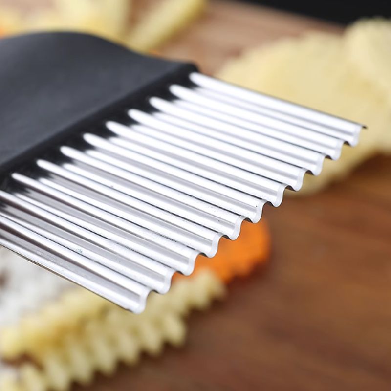 🔪 50% RABATT NU! Potatiskniv i korrugerat rostfritt stål – vågformad bladdesign, ergonomiskt handtag & mångsidig användning – perfekt för grönsaker, frukt och matlagning 🥔✨