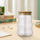 Kaffeeglasbecher mit Deckel und Strohhalm