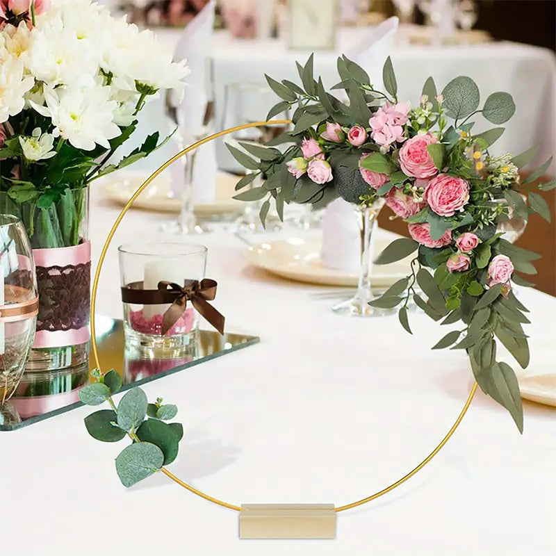 💐✨ Blomsterring i Guldfärgad Metall med Träställ – Rustik & Elegant Dekoration